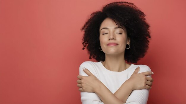 Portrait d'une femme calme et attrayante qui ferme les yeux et s'embrasse.