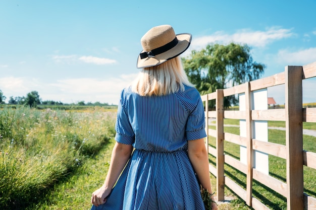 portrait femme à la campagne