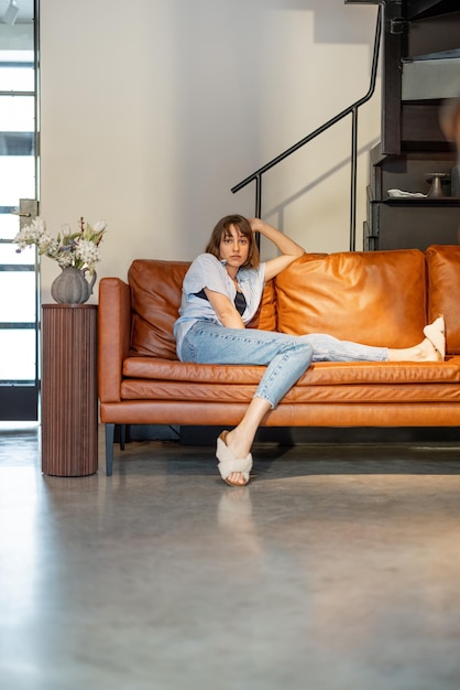 Portrait de femme sur un canapé à la maison