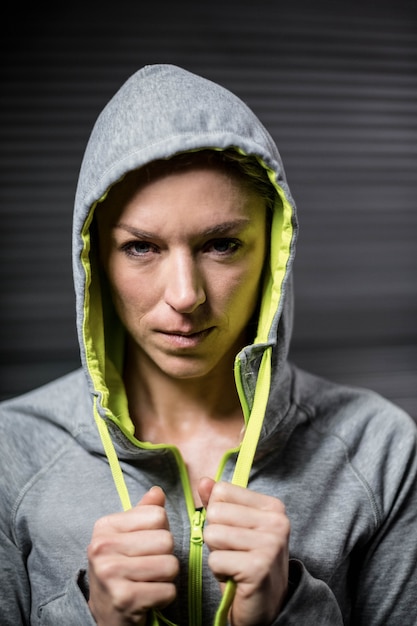 Portrait, femme, capuche, gymnase