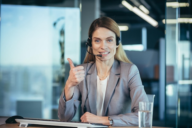 Portrait de femme avec casque employé du centre d'appels souriant et heureux de parler et de regarder le support technique d'appel vidéo webcam