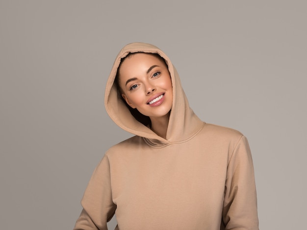 Portrait de femme casual naturel studio cheveux longs féminins. Fond de couleur. gris