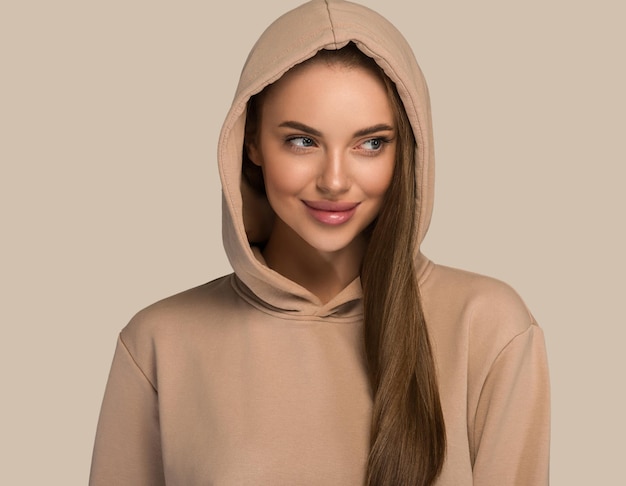 Portrait de femme casual studio naturel femme cheveux longs. Fond de couleur. brun