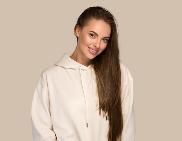 Portrait de femme casual studio naturel femme cheveux longs. Fond de couleur. brun