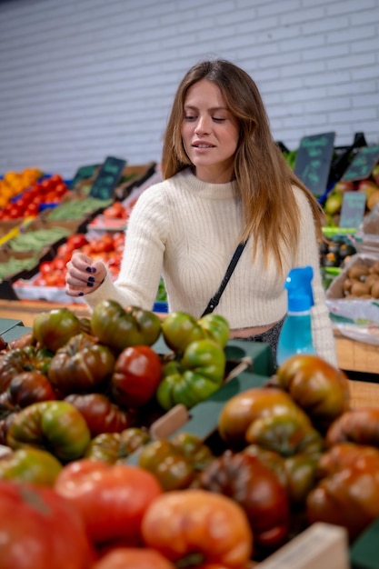 Portrait d'une femme caucasienne achetant des légumes et des verts à l'épicerie