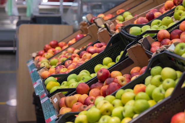 Portrait d'une femme caucasienne âgée achetant des légumes et des fruits biologiques frais au marché et