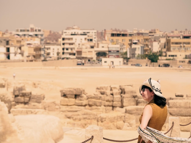 Portrait d'une femme caucasienne dans un chapeau surplombant gizeh