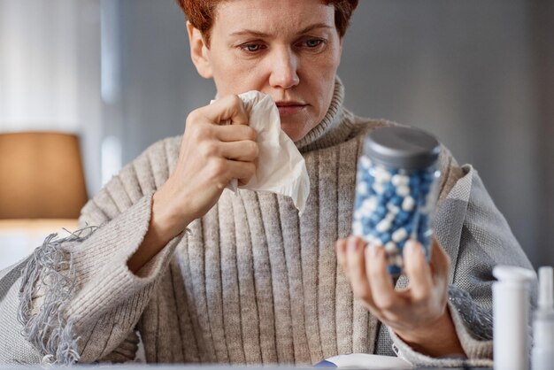 Photo portrait d'une femme caucasienne mature assise au bureau devant un ordinateur portable ayant un rendez-vous en ligne