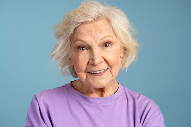 Portrait d'une femme caucasienne senior souriante regardant la caméra