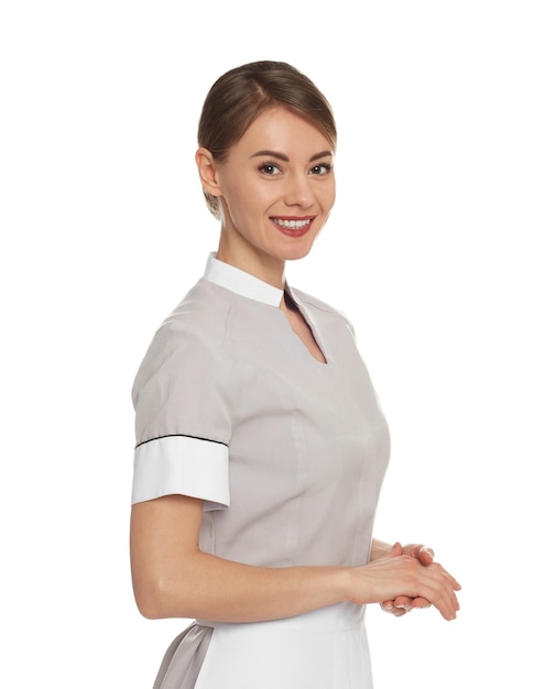 Portrait de femme de chambre en uniforme bien rangé sur fond blanc