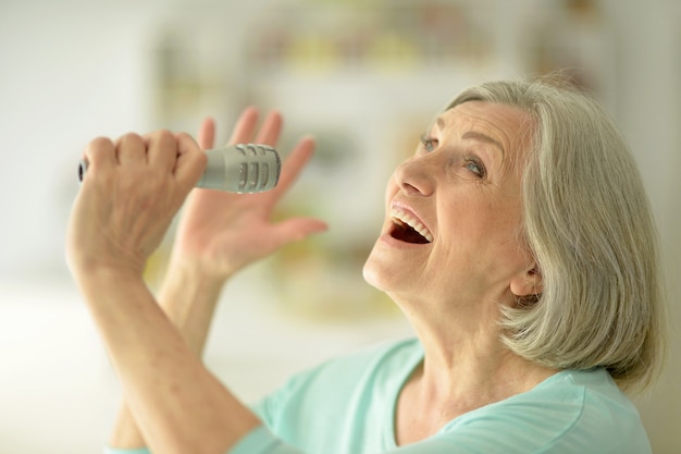 Portrait d'une femme chanteuse senior close up