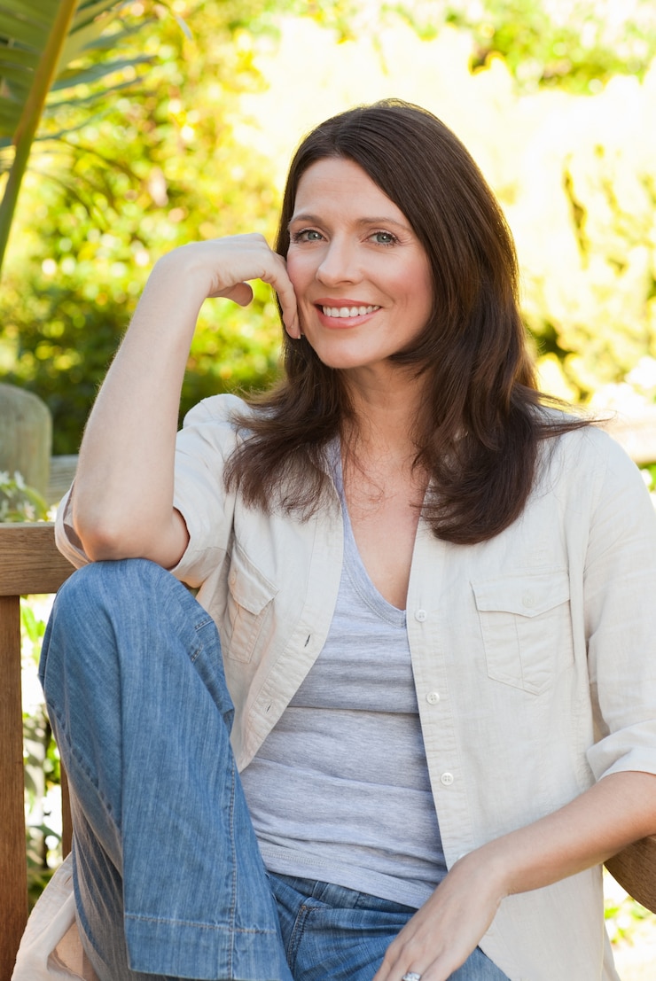 Photo portrait d&#39;une femme charmante dans le jardin