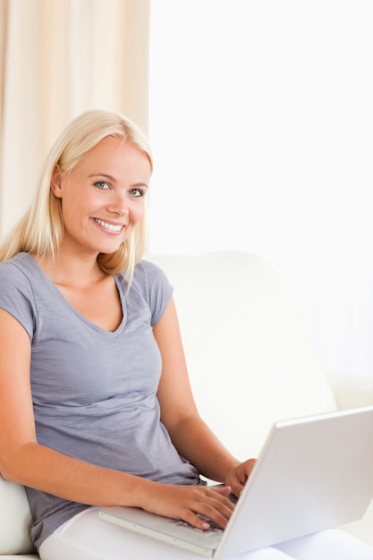 Portrait d&#39;une femme charmante avec un ordinateur portable