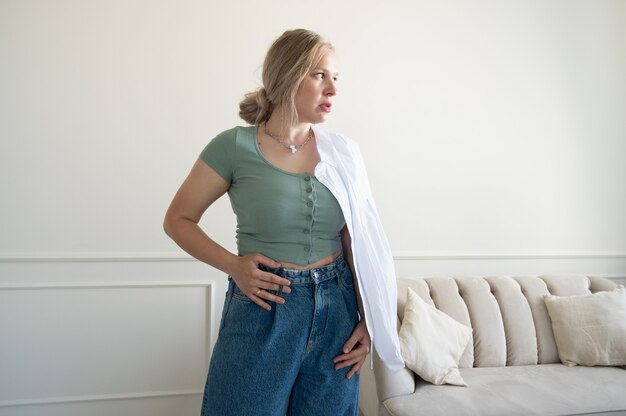 Portrait d'une femme avec une chemise blanche.