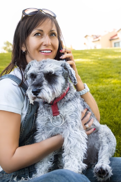 Portrait femme avec chien dans le parc