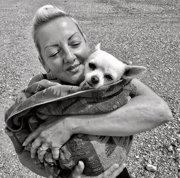 Photo portrait d'une femme avec un chien