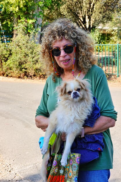 Photo portrait d'une femme avec un chien