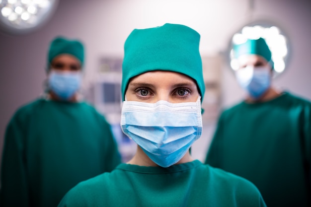 Portrait de femme chirurgien debout dans une salle d'opération