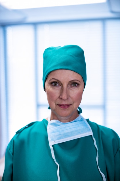 Portrait de femme chirurgienne debout dans le théâtre d'opération