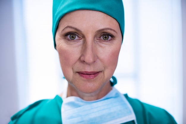 Portrait de femme chirurgienne debout dans le théâtre d'opération