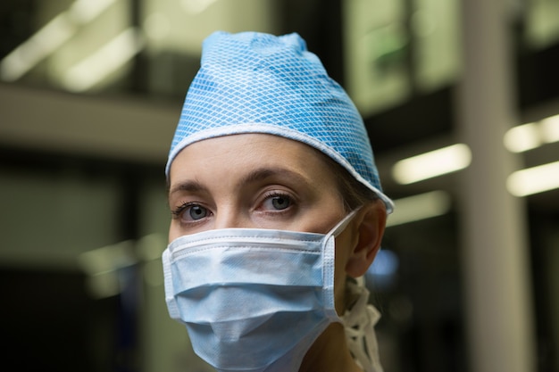 Portrait de femme chirurgienne portant un masque chirurgical