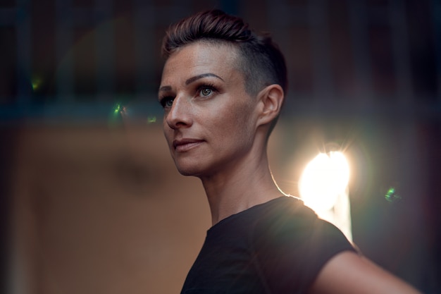 Portrait de femme avec une coiffure mohawk