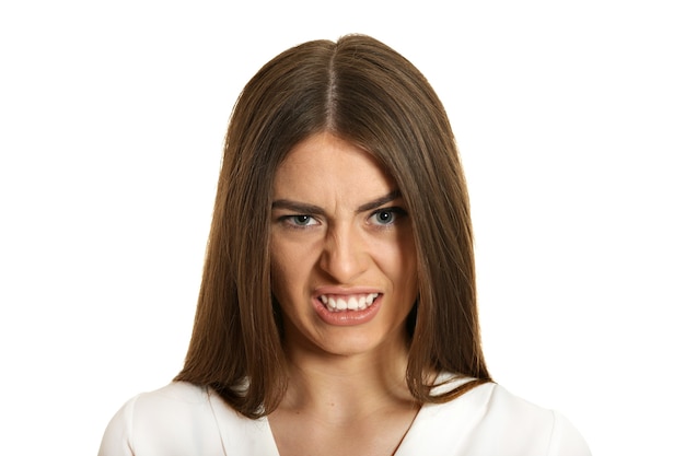 Portrait de femme en colère sur fond blanc