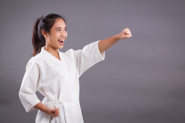 Portrait de femme combattante; femme asiatique pratiquant les arts martiaux, arts martiaux mixtes