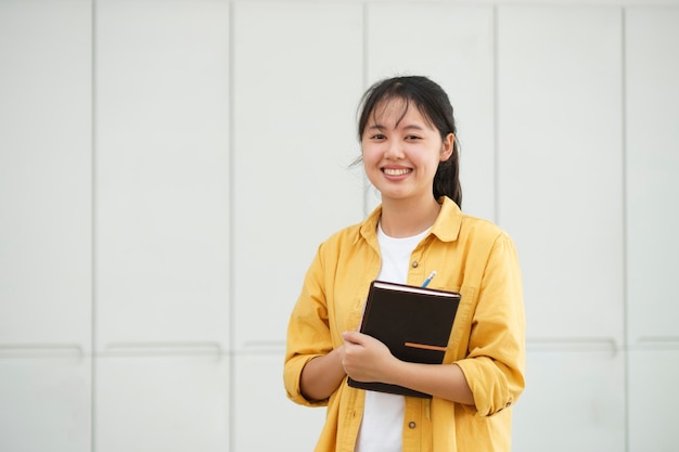 Portrait de femme confiante bras croisés souriant à la caméra