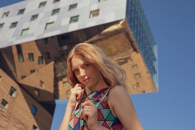 Portrait d'une femme contre un bâtiment