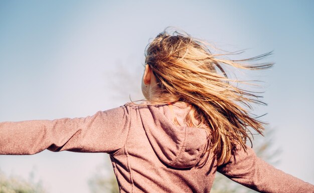 Portrait d'une femme contre le ciel