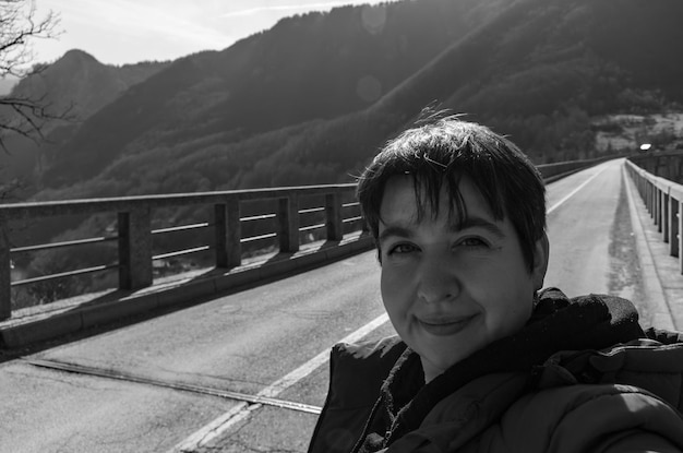 Photo portrait d'une femme contre des montagnes