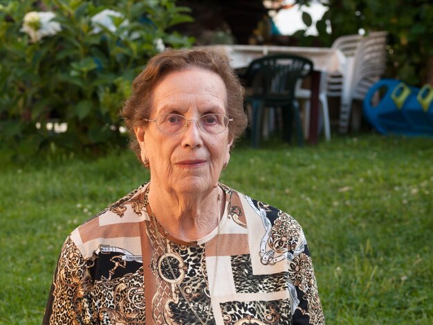 Photo portrait d'une femme contre des plantes