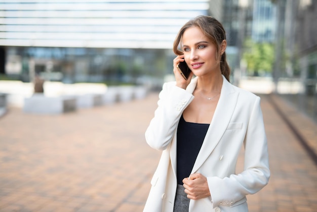 Portrait, femme, conversation, téléphone