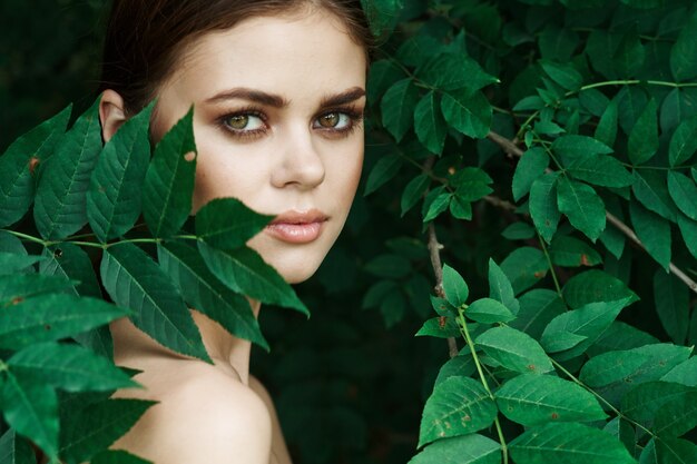 Portrait D'une Femme Cosmétologie Nature Feuilles Vertes Modèle Glamour