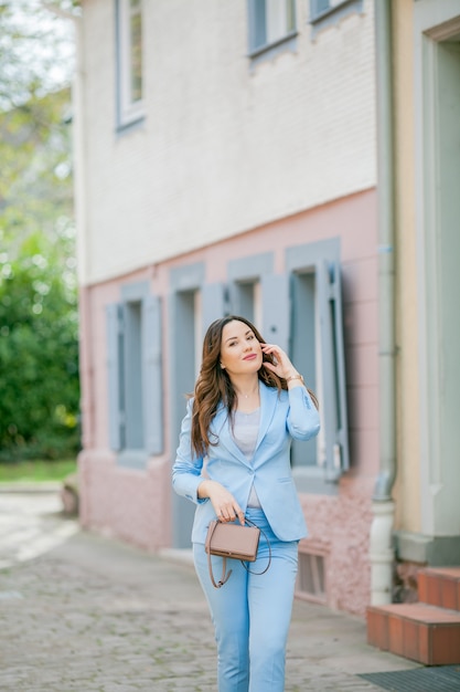 Portrait d'une femme en costume bleu