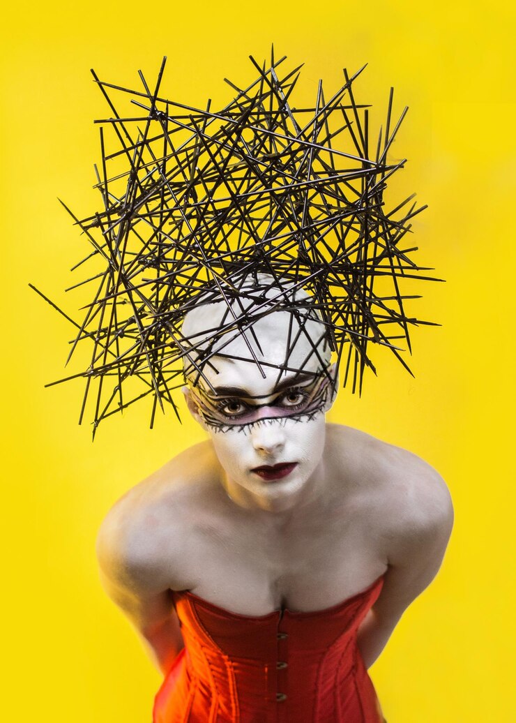 Photo portrait d'une femme en costume sur un fond jaune