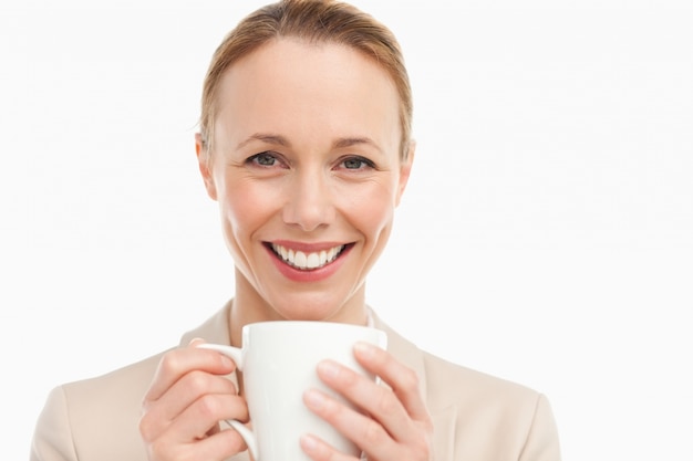 Portrait d&#39;une femme en costume avec une tasse