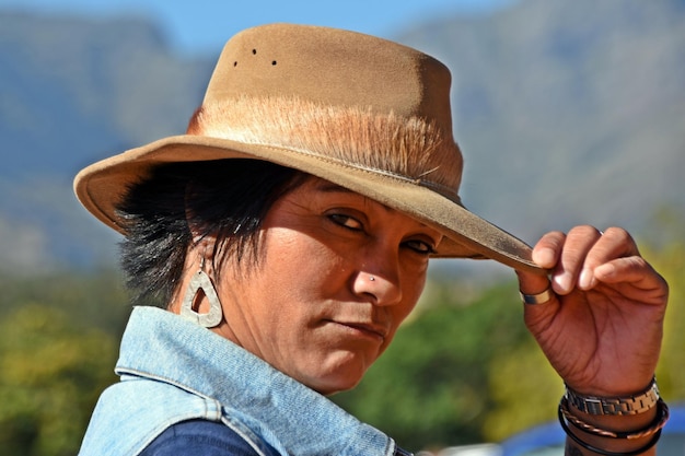 Portrait d'une femme de couleur du Cap d'âge moyen avec un chapeau de cow-boy