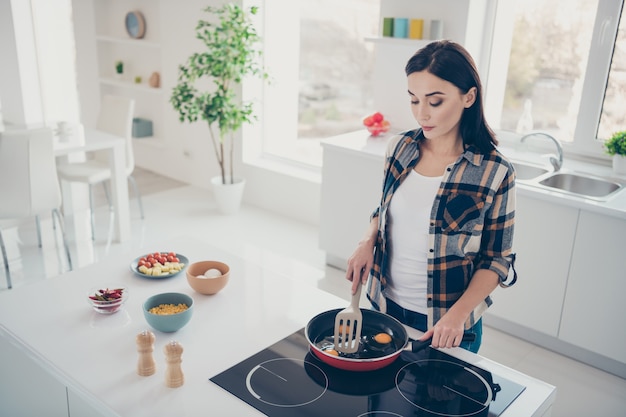 Portrait femme à la cuisine à domicile