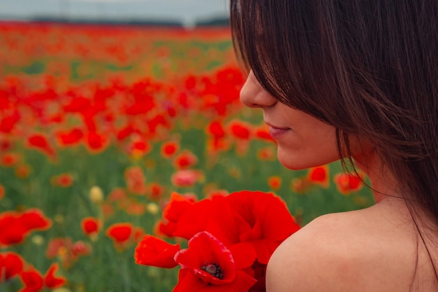 Portrait de femme dans un champ de fleurs de pavot