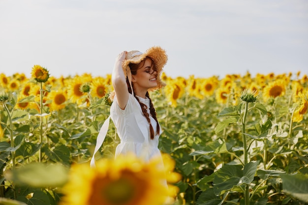 Portrait de femme dans un champ avec des tournesols en fleurs inchangés