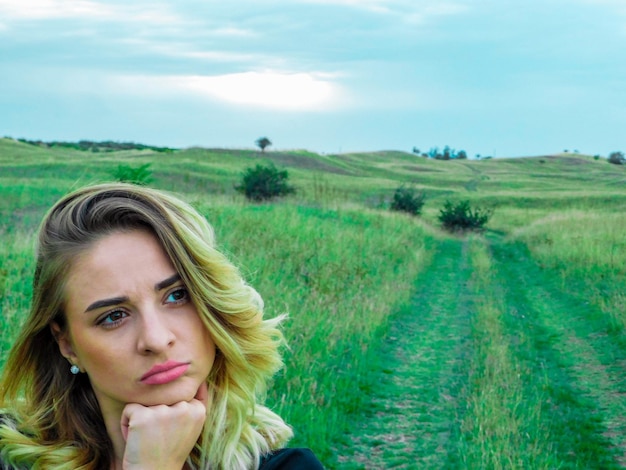 Photo portrait d'une femme dans le champ