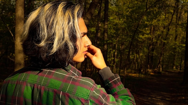 Photo portrait d'une femme dans une forêt