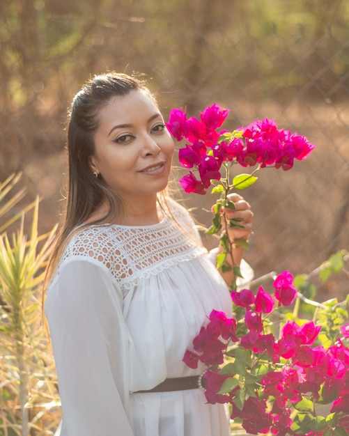 Portrait d'une femme dans un jardin