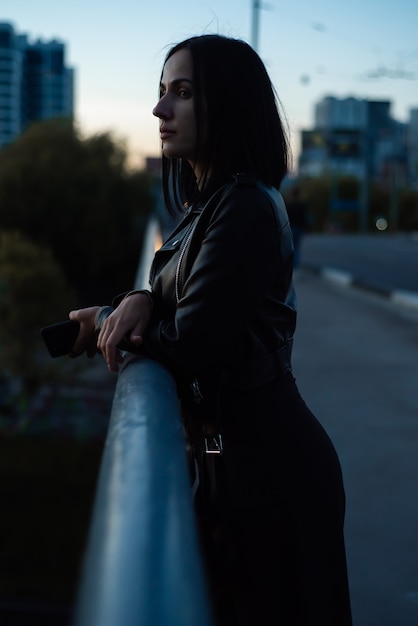 Portrait de femme dans la lumière de la ville du soir