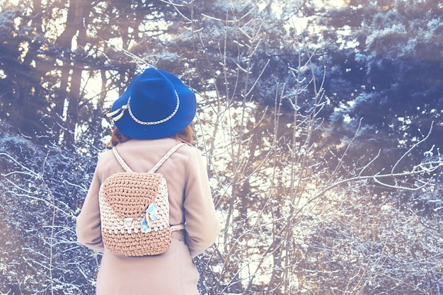 Portrait d&#39;une femme dans la nature un jour d&#39;hiver.