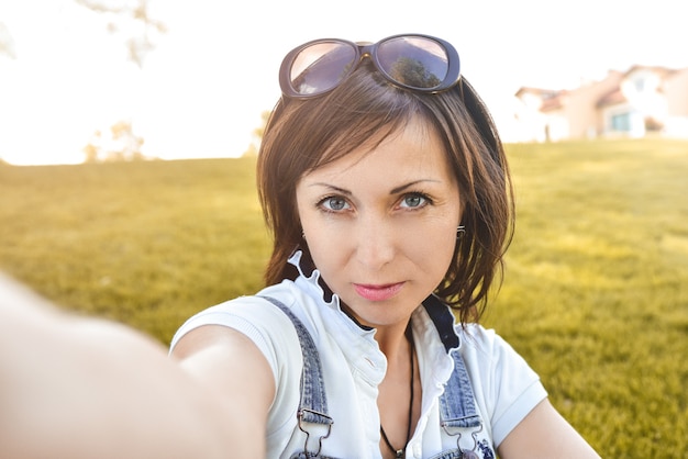 Portrait femme dans le parc