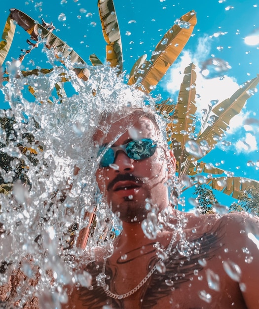 Photo portrait d'une femme dans une piscine