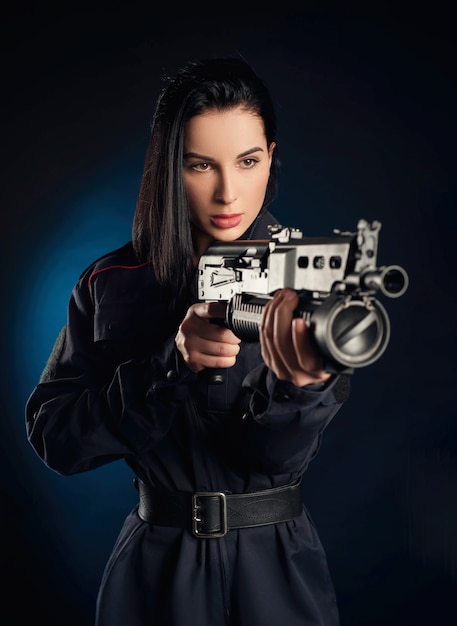 Le Portrait d'une femme dans un uniforme de police russe avec un fusil traduction anglaise police